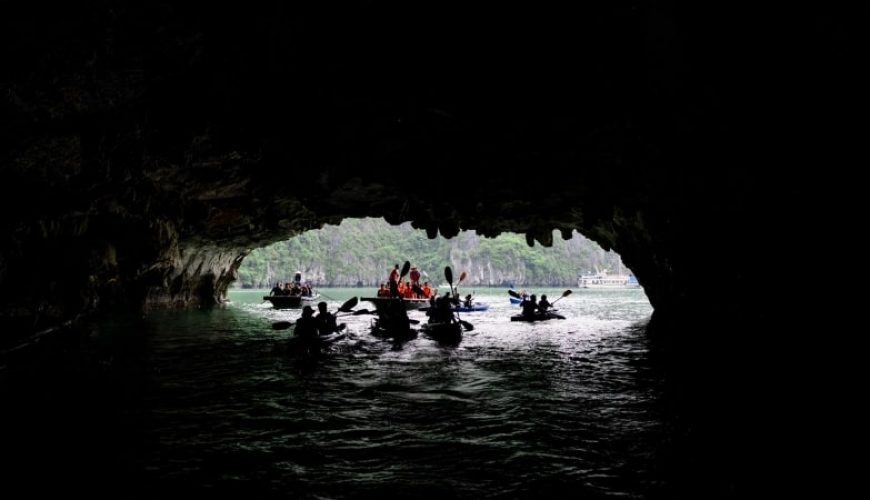 chèo thuyền kayak trong hang Luồn