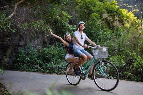 đạp xe là hoạt động phổ biến tại làng chài việt hải