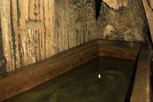 bồn chứa nước bên trong hang Trung Trang