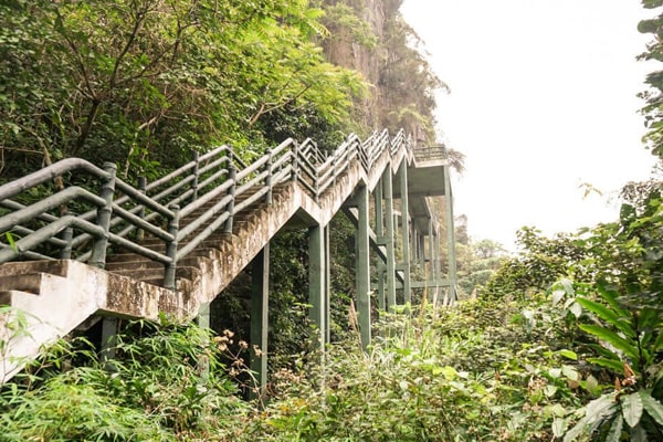 cầu thang bê tông bắc lên hang trung trang