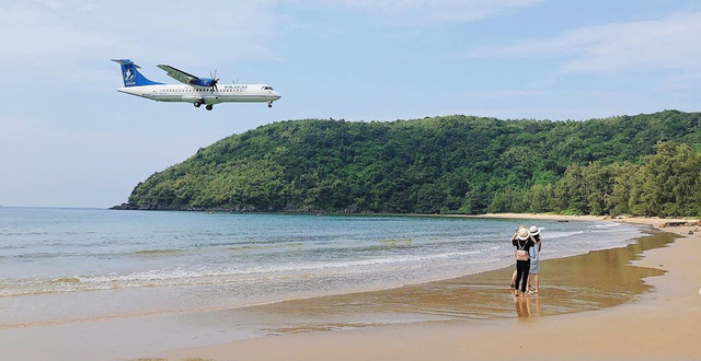  Bãi tắm nằm ngay cạnh đường băng của sân bay Cỏ Ống, sân bay đặc biệt ở Việt Nam cho phép máy bay hạ cánh gần nơi có du khách.