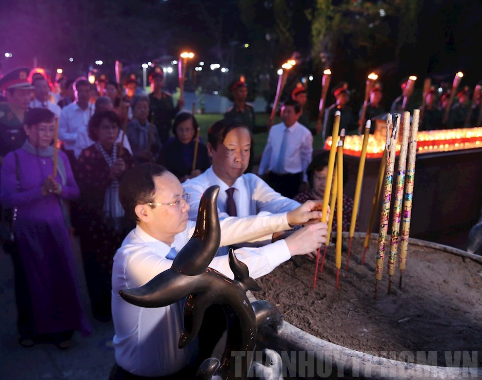 Thắp nến tri ân, tưởng niệm các anh hùng liệt sĩ tại Nghĩa trang Hàng Dương – Côn Đảo