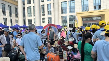 Ngày đầu nghỉ lễ, khách Việt xếp hàng chờ sang Trung Quốc du lịch